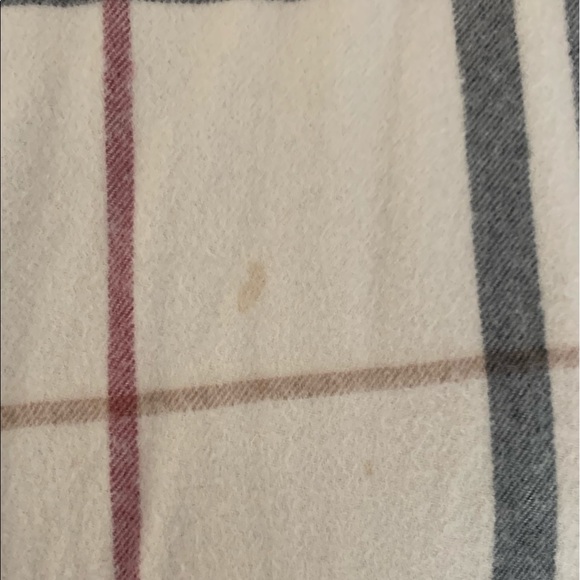 Burberry Classic Cashmere Scarf - Picture 3 of 4